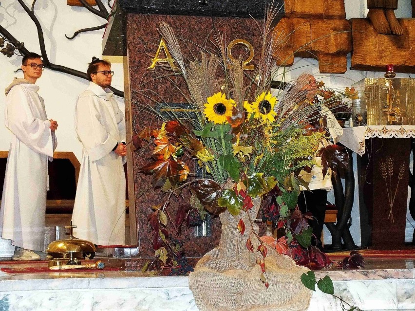 Piękna, jesienna dekoracja prezbiterium starachowickiego kościoła Wszystkich Świętych. Zobacz zdjęcia