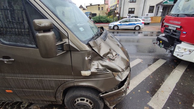 Wypadek na Skłodowskiej-Curie w Piotrkowie. Bus wiozący dzieci zderzył się z ciężarówką, 19.10.2022