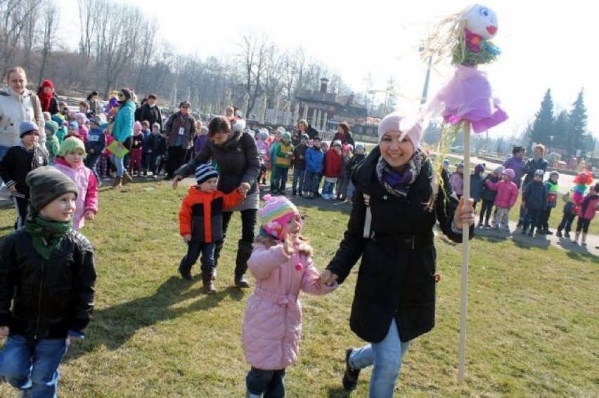 Park Śląski: Dzieciaki utopiły marzanny w kanale regatowym. Mamy wiosnę! [FOTO]