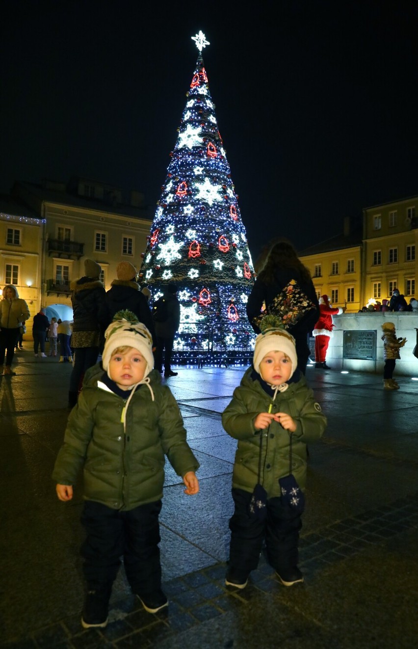 Mikołajki 2021 w Piotrkowie. Miejska choinka w Rynku...