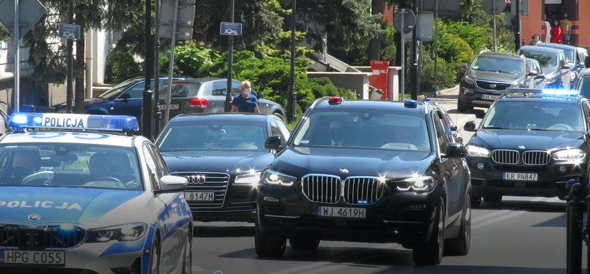 Tak ochraniono  prezydenta w Wadowicach. Na czas wjazdu...