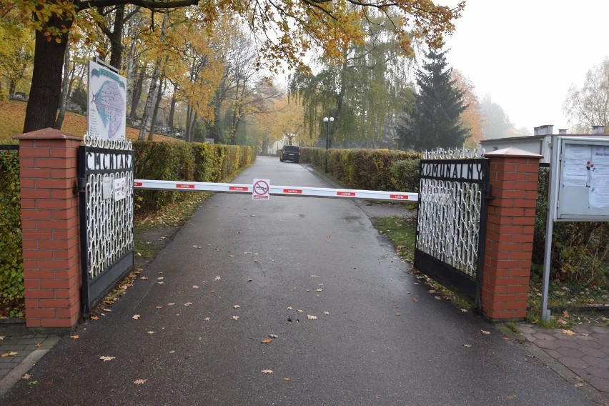 Cmentarz w Szczecinku zamknięty. Pustki także na pobliskim targowisku [zdjęcia]