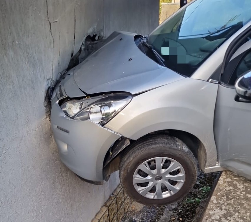 Samochód przebił ścianę domu w Polanicy - Zdroju. Kierowca...