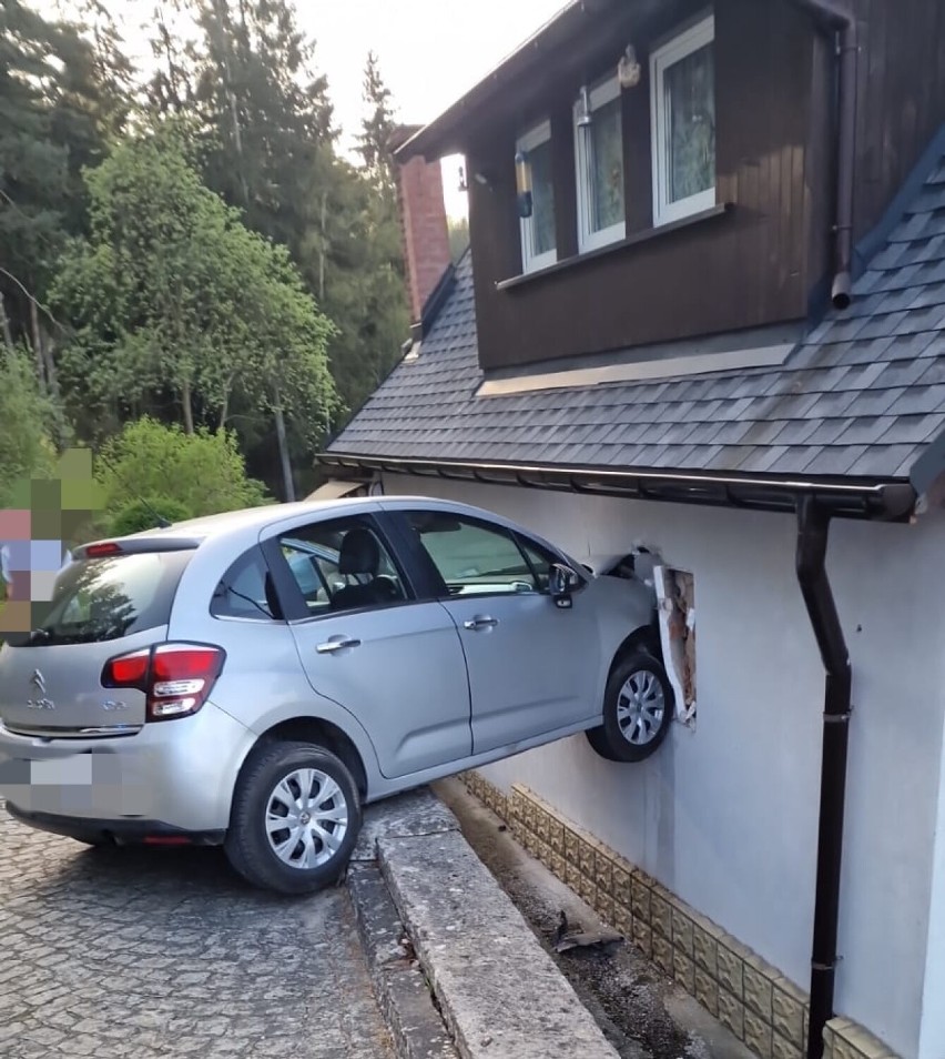 Samochód przebił ścianę domu w Polanicy - Zdroju. W budynku...