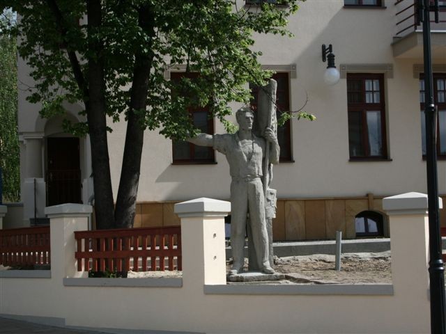 Rzeźba Augustyna Dyrdy przed Muzeum Miejskim w Tychach