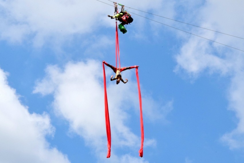 Spektakularne akrobacje 40 metrów nad ziemią na Kadzielni. W Kielcach ruszył GeoFestiwal. Zobacz film i zdjęcia