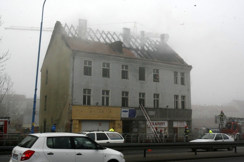 Spłonęła kamienica przy ulicy Wrocławskiej w Legnicy (ZDJĘCIA)