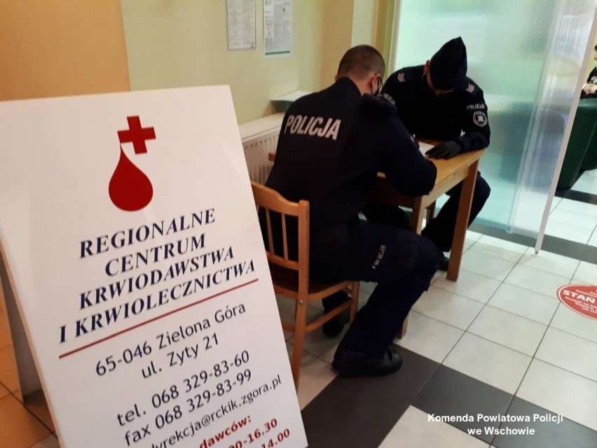 WSCHOWA. Czterech policjantów z Komendy Powiatowej Policji we Wschowie, którzy przeszli koronawirusa, oddali osocze [ZDJĘCIE]