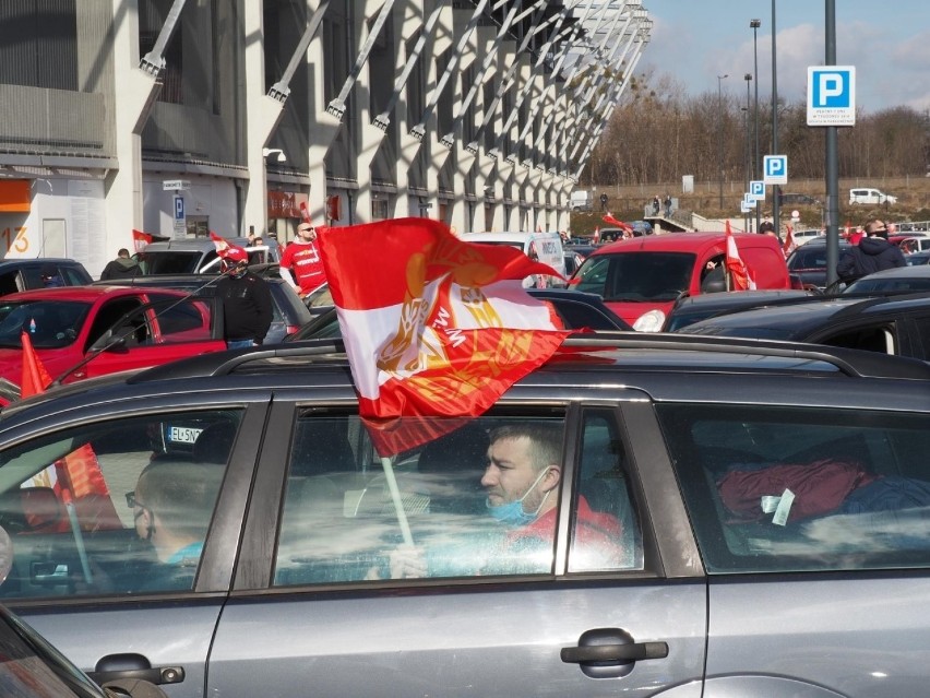 Derby Łodzi. Kibice Widzewa samochodami "odprowadzają" swoich piłkarzy na stadion przy al. Unii ZDJĘCIA