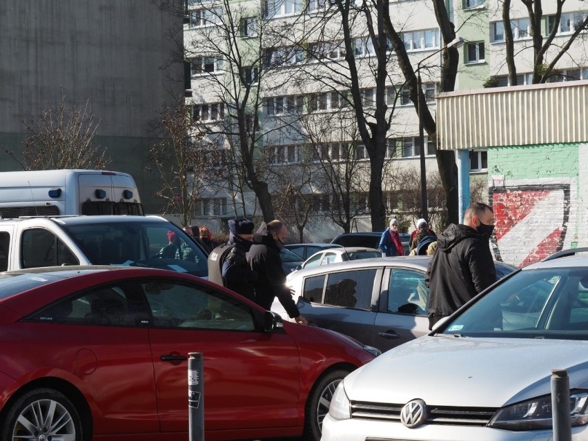 Derby Łodzi. Kibice Widzewa samochodami "odprowadzają" swoich piłkarzy na stadion przy al. Unii ZDJĘCIA