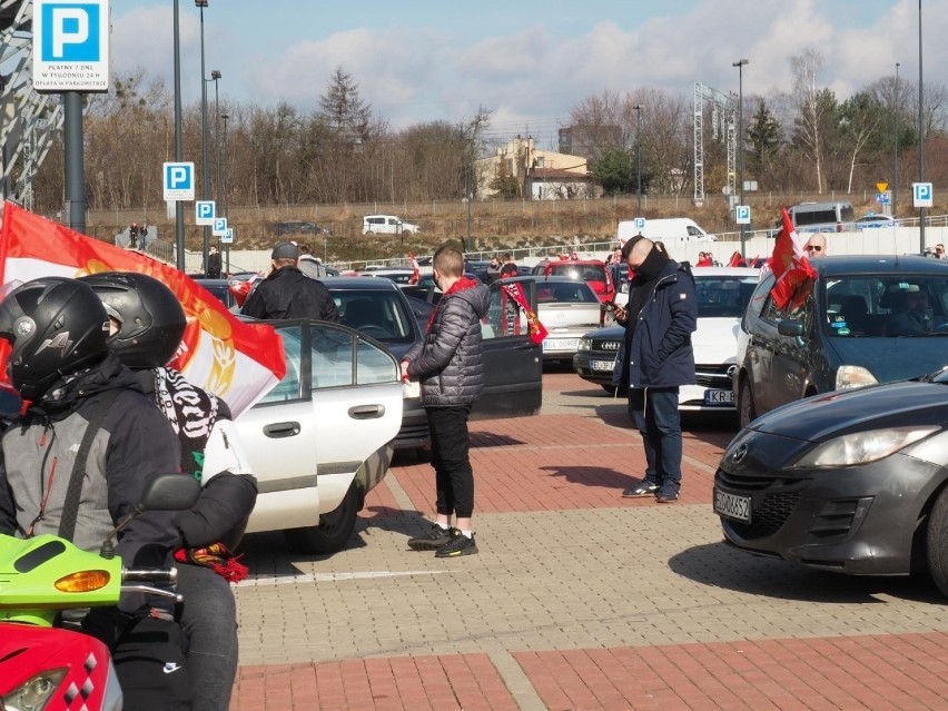 Derby Łodzi. Kibice Widzewa samochodami "odprowadzają" swoich piłkarzy na stadion przy al. Unii ZDJĘCIA