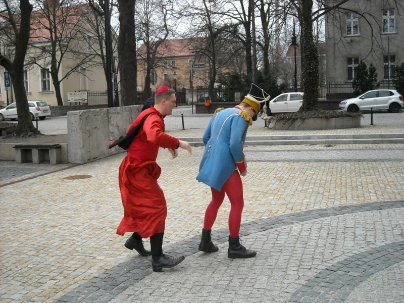 Happening przed poznańską katedrą: Patataj, patataj - woła biskup do ułana [ZDJĘCIA, WIDEO]