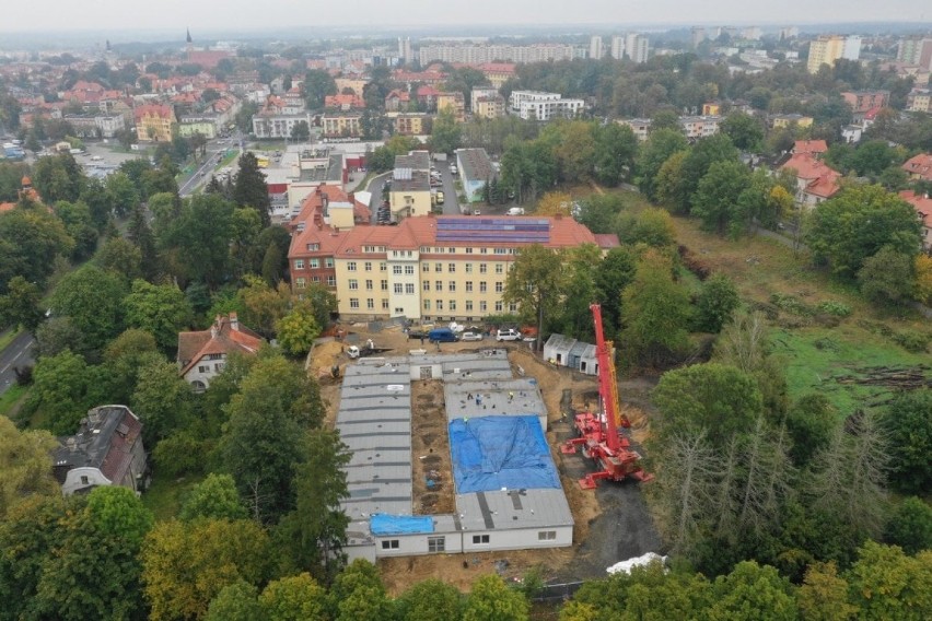 Bolesławiec: Modułowy szpital na finiszu [ZDJĘCIA]