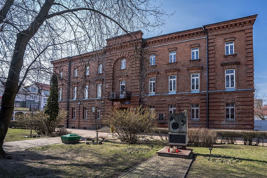Gmach więzienia, tzw. "czerwoniaka", w Łomży