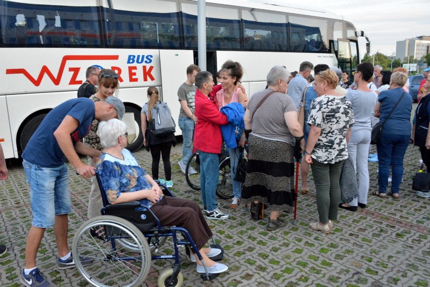 Niepełnosprawni z Kielc jadą nad morze!  Pożegnał ich senator Krzysztof Słoń [ZDJĘCIA, WIDEO]