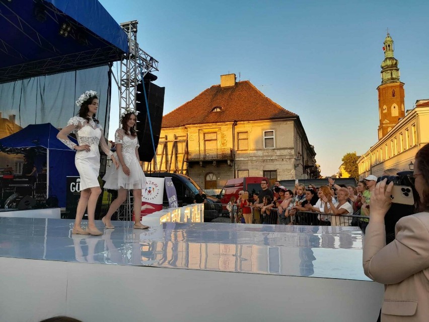 Mazowiecki festiwal twórczości "Tacy Sami" w Radomiu. Wspaniały pokaz mody na Rynku. Zobacz zdjęcia