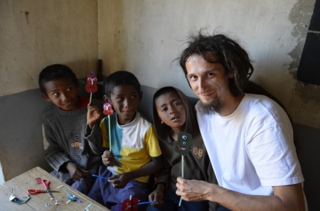 Chełmianin na Madagaskarze - Radek ze swoimi uczniami.