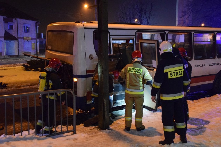 W centrum Skierniewic zapalił się autobus. Interweniowały dwie jednostki straży