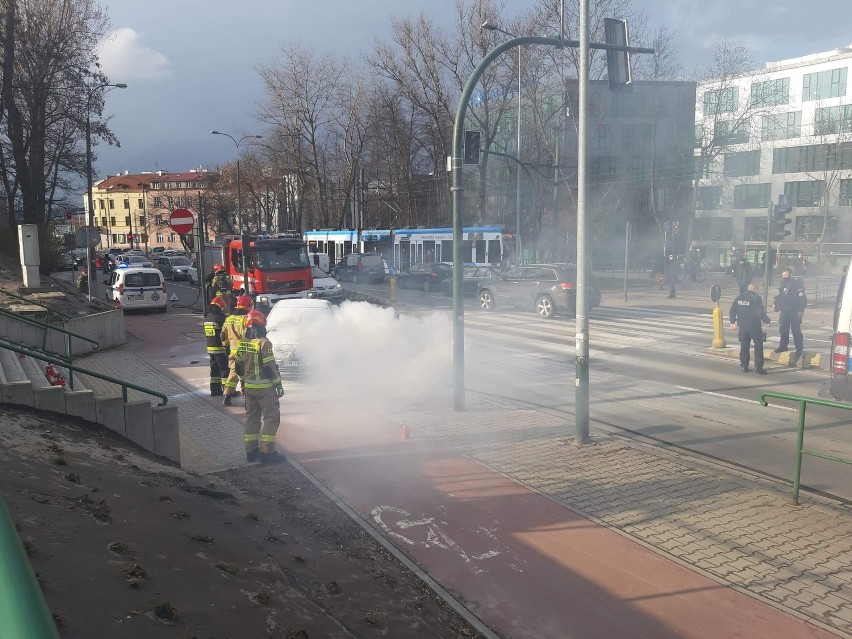 Pożar samochodu w Krakowie na ul. Wielickiej, przy Cmentarzu...