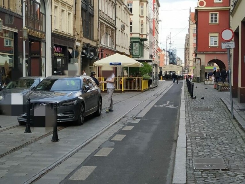 Mistrzowie parkowania we Wrocławiu. Zastawiają chodniki, zajmuja chodniki i za nic mają znaki [ZDJĘCIA]