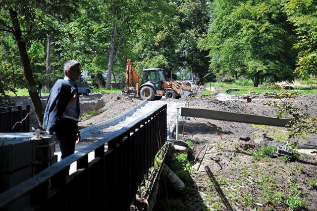 Wiceprezydent Piotr Łyżeń kontroluje przebieg prac w parku w Skierniewicach