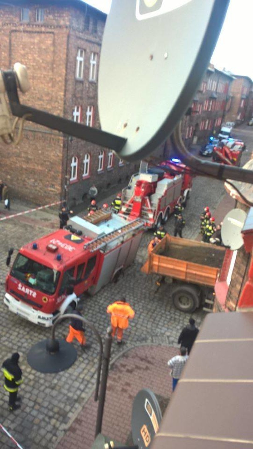 Katowice: Pod wozem strażackim na Nikiszowcu zapadła się jezdnia
