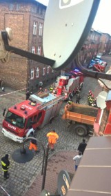 Katowice: Pod wozem strażackim na Nikiszowcu zapadła się jezdnia