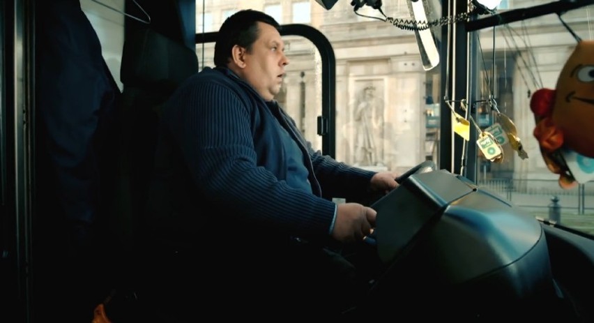 Misie rozbijają się w autobusie miejskim. „Mocny” film od...