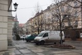 Główny Rynek stał się parkingiem. Wielu kierowców nie przestrzega przepisów i notorycznie tam parkuje ZDJĘCIA