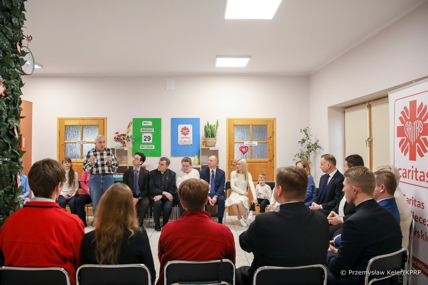 Kraków. Prezydent Andrzej Duda odwiedził uchodźców z Ukrainy w krakowskim oddziale Caritasu [ZDJĘCIA]