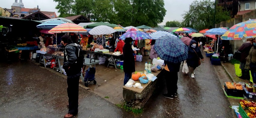 Tłumy na Maślanym Rynku w Nowym Sączu