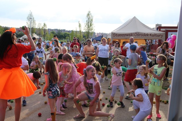 W niedzielę, 6 czerwca Park Górników Siarkowych w Staszowie zapełnił się mieszkańcami. Miało to związek z Areopiknikiem zorganizowanym z okazji Dnia Dziecka. Wśród atrakcji znalazła się eksplozja kolorów, wesołe miasteczko, różne występy artystyczne oraz balonowy trening pokazowy. Tego dnia w Staszowie nie nudził się nikt.

Więcej zdjęć z imprezy na kolejnych slajdach>>>