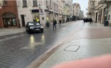 Toruń. Samochody wciąż jeżdżą po ulicy Szerokiej! Co jest powodem?