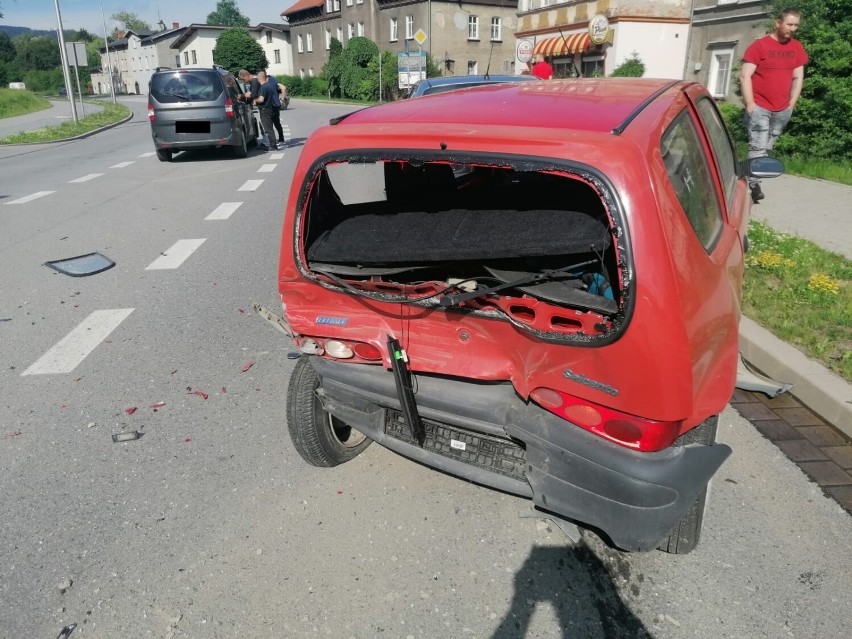 Wypadek trzech samochodów na ulicy Piłsudskiego w Nowej Rudzie 