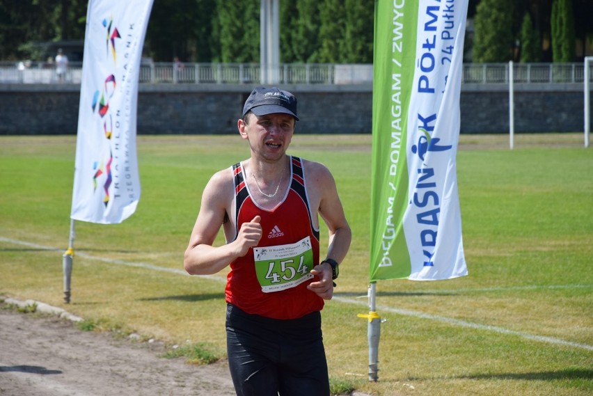 Maraton i Półmaraton w Kraśniku. Zobacz zdjęcia biegaczy na ostatnich metrach przed metą  (ZDJĘCIA)
