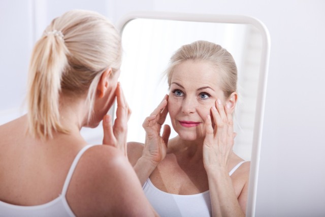 Starzenie się skóry to naturalny proces. Można go nieco opóźnić i zminimalizować jego efekty poprzez zabiegi pielęgnacyjne oraz eliminację nawyków, które mają ogromny wpływ na wygląd skóry.