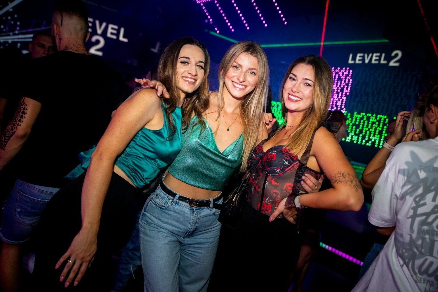 impreza klub nocny vape, ludzie wapujący w klubie, gęsta chmura pary neonowe światła - Gorące disco w Space Club w Czchowie. Impreza pod nazwą
