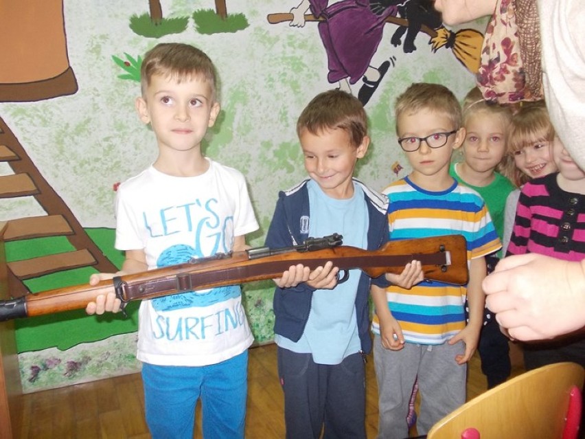 Przedszkolaki z karabinem (Foto)