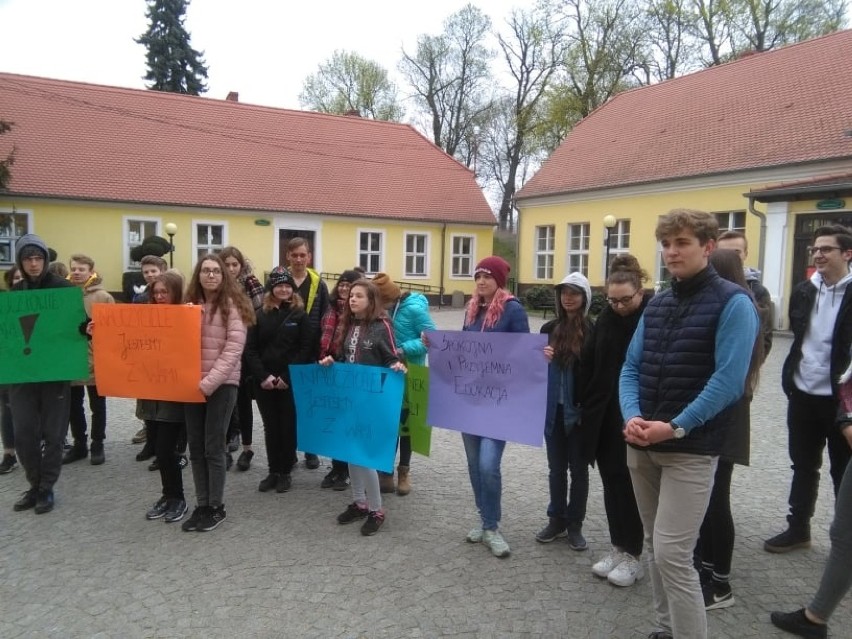 Uczniowie z Drezdenka wspierają strajkujących nauczycieli