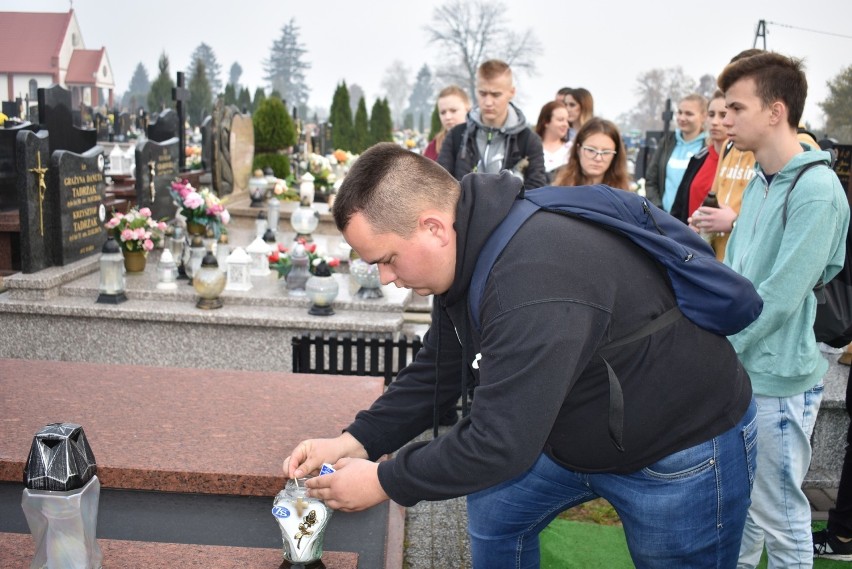 Maków Maz. Uczniowie Zespołu Szkół im. Żołnierzy Armii Krajowej wzięli udział w akcji "Szkoła pamięta"