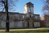 Zabytkowy klasztor w Legnicy na ulicy Chojnowskiej. Znasz historię tej XVIII-wiecznej budowli, która dziś popada w ruinę? [ZDJĘCIA] 