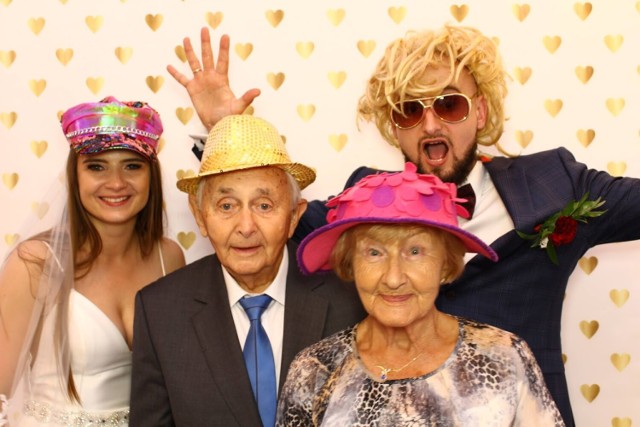 Janina i Jerzy Chodaniowie na emeryturze wciąż chętnie realizują swoje pasje, których mają bardzo wiele a przede wszystkim cieszą się wielką miłością i szacunkiem swoich dzieci, wnuków i prawnuków