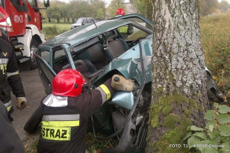 Wypadki w powiecie chojnickim: Fiatem i ciężarówką w drzewo [ZDJĘCIA]
