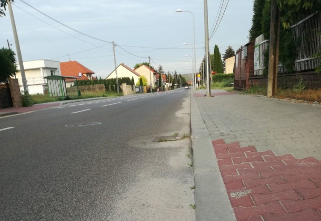 Na ulicy Zagórskiej – na jej odcinku bliżej końca miasta – piach zalega na asfalcie przy krawężnikach. Ale jeszcze w tym tygodniu zostanie usunięty.