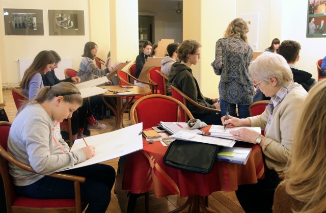 Korzystając z wolnych dni spotkać się mogli dziś (poniedziałek) uczestnicy Grupy Twórczej Klary Stolp, grudziądzkiej artystki. Plener plastyczny zorganizowano w holu grudziądzkiego teatru.