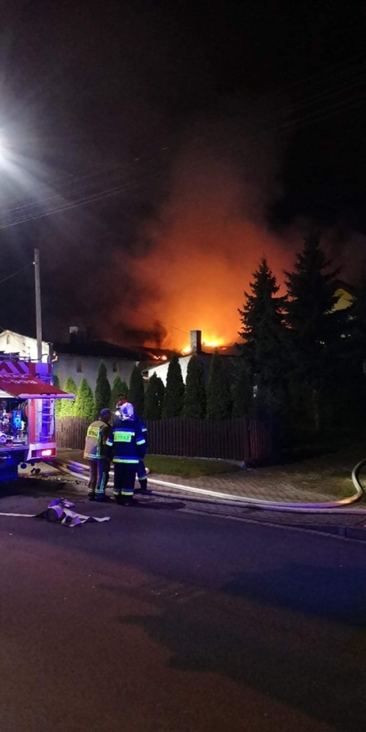 Na miejscu było dziewięć jednostek straży pożarnej. Trzy...