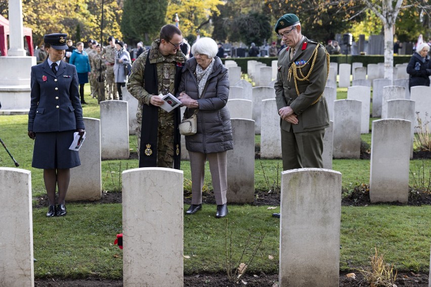Brytyjscy wojskowi na cmentarzu w Krakowie oddali hołd lotnikom