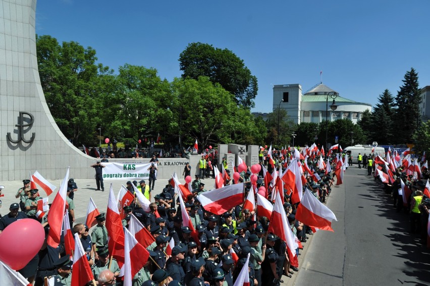 Protest celników w Warszawie. "Stop likwidacji Służby...