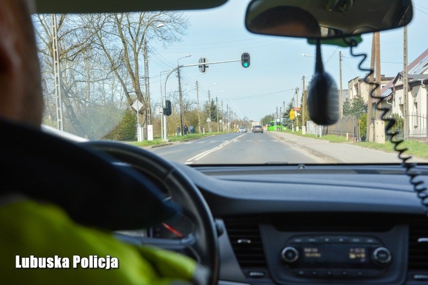 Policjanci z Krosna Odrzańskiego i Gubina kontrolując drogi,...