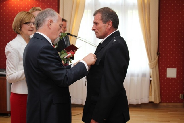 Medal prezydenta RP dla Andrzeja Kuszczaka.